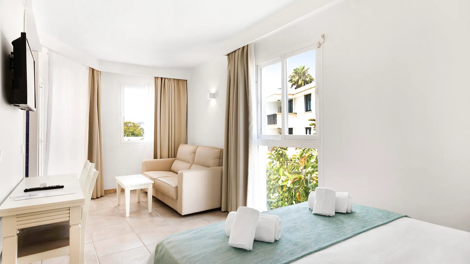 **** Aparthotel Aluasun Continental Park Hotel & Apartments Playa de Muro  Spain